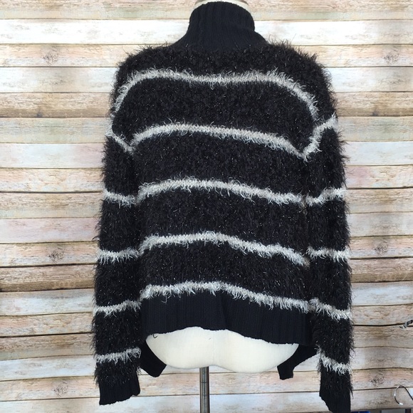 NWT Romeo & Juliet Sweater Cover Up - Picture 3 of 5